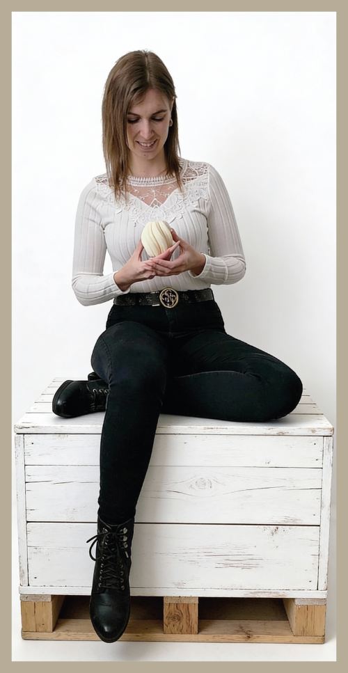 Jessica Eser sitzend auf Holzkiste