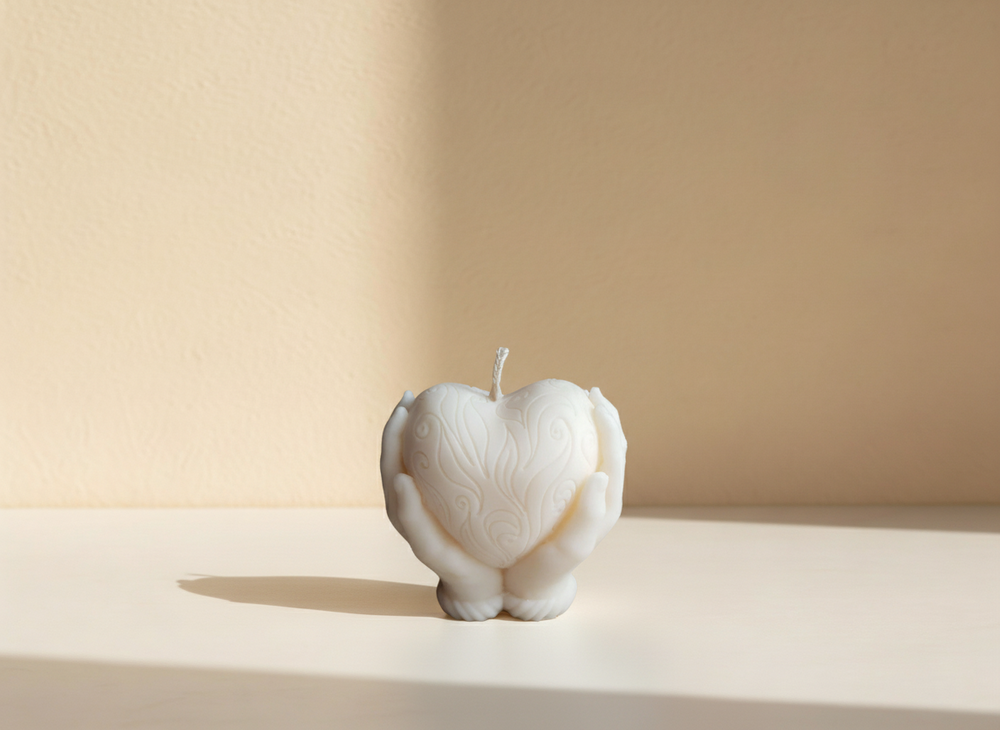 „Affection“ Herzkerze in Händen